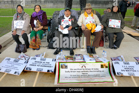 Gurkha sciopero della fame - protesta a Whitehall, di fronte a Downing Street, Londra, 30/10/2013. Ex soldati Gurkha e famiglie resort di sciopero della fame. Essi chiedono al governo britannico per la parità di pensioni e indennità, pensioni mantenute per la ridondante, diritti di insediamento nel Regno Unito per Gurkha i bambini di età superiore a 18 e libera le strutture mediche in Nepal per Gurkha pensionati. Foto Stock