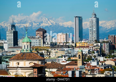 Vista aerea di Milano con montagne delle Alpi in background Foto Stock