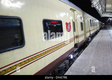 Palazzo sul treno di ruote su piattaforma ferroviaria di Jaisalmer Rajasthan in India Foto Stock