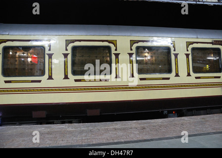 Palazzo su ruote con il treno alla stazione ferroviaria di Jaisalmer Rajasthan in India Foto Stock