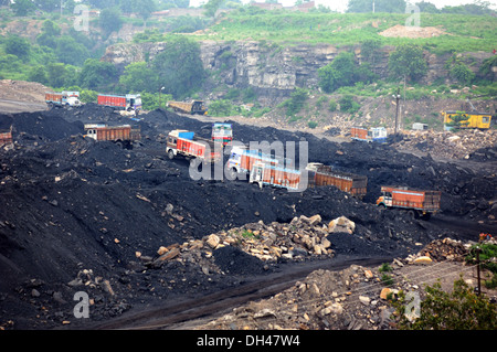 autocarri che caricano nella miniera di carbone a getto aperto bihar india asia Foto Stock