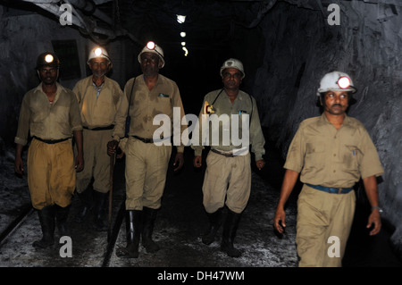 Il carbone i minatori in sotterraneo della miniera di carbone di jharkhand India Foto Stock