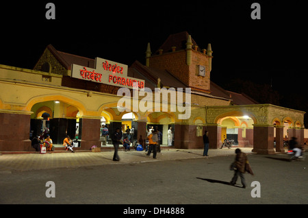 Stazione ferroviaria illuminata di notte Porbandar Gujrat India Asia Foto Stock