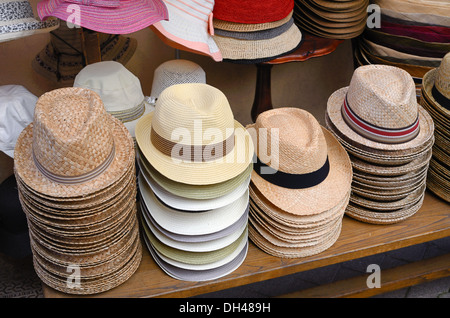 Esposizione di Straw Hats in Vendita su Market Stall in Castellane Alpes-de-Haute-Provence Provence Provence Francia Foto Stock