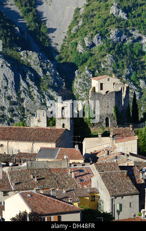 Veduta aerea sul villaggio di Gréolières e il suo castello In Rovina o Château nella valle di Loup Alpes-Maritimes Provenza Francia Foto Stock