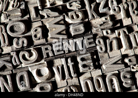 Vecchio portano lettere che compongono la parola RENTE, Tedesco per pensione Foto Stock