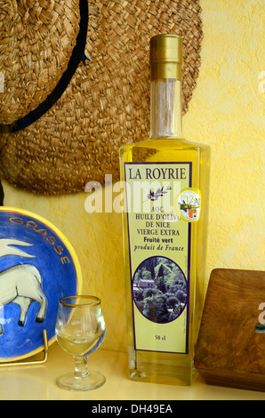 La Royrie Bottiglia D'Olio D'Oliva Nella Finestra Del Negozio Grasse Francia Foto Stock