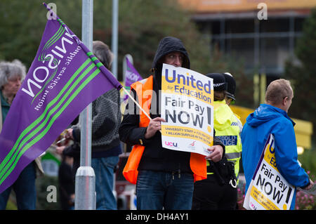 Aberystwyth Wales UK, giovedì 31 Ott 2013 membri di unire, Unison e UCU (Università e College unione) di picchetti fuori Aberysytwyth University in segno di protesta contro l'attuale offerta pay. Giunto il giorno di azione dai tre principali istruzione sindacati del settore è nel perseguimento dei loro crediti per "retribuzione equa nel settore dell istruzione superiore' Credit: keith morris/Alamy Live News Foto Stock