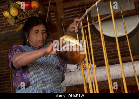 Un anziano zapoteco donna indigena mano fa di candele in cera d'api per l'uso nel giorno dei morti festival noto in spagnolo come d'un de Muertos Ottobre 30, 2013 in Teotitlan, Messico. Foto Stock