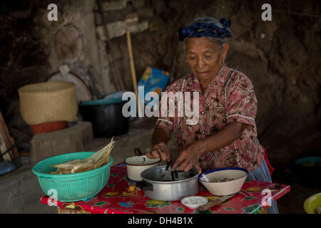 Un anziano zapoteco donna indigena mano rende i tamales tradizionali per l'uso nel giorno dei morti festival noto in spagnolo come d'un de Muertos Ottobre 30, 2013 in Teotitlan, Messico. Foto Stock