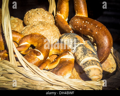 Immagine di un cesto di pane e il Bretzel in Baviera Foto Stock