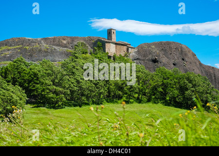 Pietra Perduca in primavera con Sant'Anna chiesa in Val Trebbia, Piacenza, Italia Foto Stock