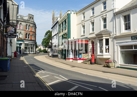 Holsworthy,Devon, Inghilterra. Il centro della città e la strada principale a Holsworthy nel Devon. Foto Stock