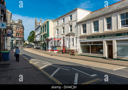 Holsworthy,Devon, Inghilterra. Il centro della città e la strada principale a Holsworthy nel Devon. Foto Stock