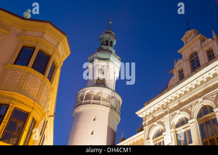 Torre Firewatch nella piazza principale al crepuscolo, Sopron, Western oltre Danubio, Ungheria Foto Stock