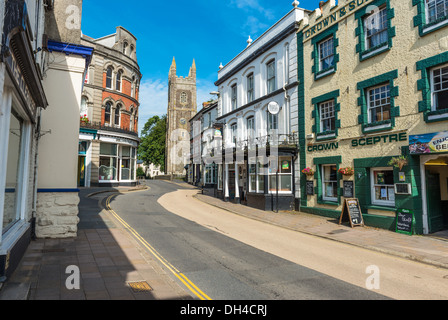 Holsworthy,Devon, Inghilterra. Il centro della città e la strada principale a Holsworthy nel Devon. Foto Stock