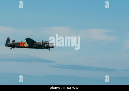 Dawlish, Devon, Inghilterra. Un bombardiere Lancaster a Dawlish Air Show durante l'estate del 2013. Foto Stock