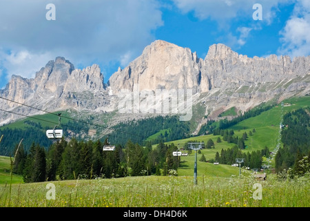 Catinaccio mountain range con seggiovia dal Passo Carezza, Dolomiti, Italia Foto Stock