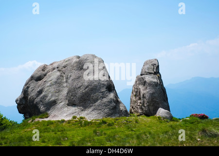 Formazione di roccia in monte Mottarone, Piemonte, Italia Foto Stock