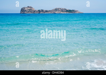 Mare azzurro e trasparente di Porto Tramatzu spiaggia, Teulada, Sardegna, Italia Foto Stock