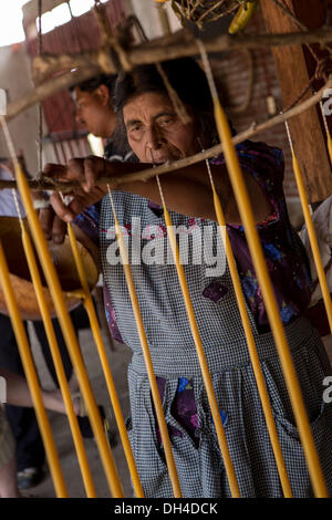 Un anziano zapoteco donna indigena mano fa di candele in cera d'api per l'uso nel giorno dei morti festival noto in spagnolo come d'un de Muertos Ottobre 30, 2013 in Teotitlan, Messico. Foto Stock