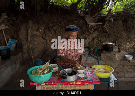 Un anziano zapoteco donna indigena mano rende i tamales tradizionali per l'uso nel giorno dei morti festival noto in spagnolo come d'un de Muertos Ottobre 30, 2013 in Teotitlan, Messico. Foto Stock