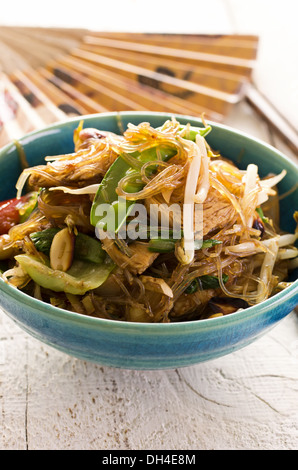 Tagliatelle di vetro con carne di manzo saltati in padella Foto Stock