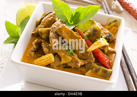 Curry tailandese rossa con carne di manzo Foto Stock