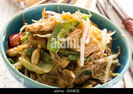 Stir-noodles fritti con verdure Foto Stock