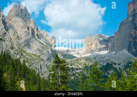 Sella gamma della montagna e il Sass Pordoi in Dolomiti, Italia Foto Stock