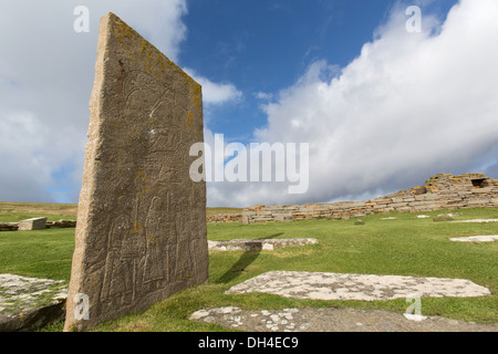 Isole di Orkney, Scozia. Una replica di un settimo secolo Pictish pietra all'Burgh di Birsay insediamento storico. Foto Stock