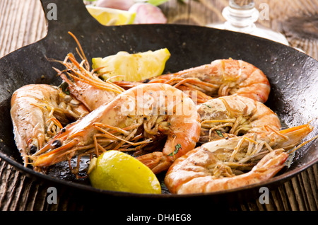 Frittura di gamberoni in padella di ferro Foto Stock