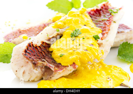 Goatfish filetto con zafferano salsa alla panna Foto Stock