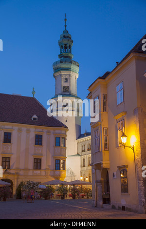Torre Firewatch nella piazza principale al crepuscolo, Sopron, Western oltre Danubio, Ungheria Foto Stock