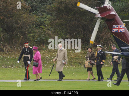 Newhaven, Sussex, Regno Unito. 31 ott 2013. La regina e il Principe Filippo arriva a gusty Newhaven. © David Burr/Alamy Live News Foto Stock