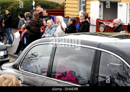 Newhaven, Sussex, Regno Unito. 31 ott 2013. Regina lascia Newhaven Quay in limousine. Credito: David Burr/Alamy Live News Foto Stock