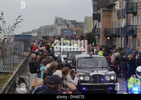 Newhaven, Sussex, Regno Unito. 31 ott 2013. Si diparte Queen West Quay attraverso Newhaven folle che braved il meteo per vedere la sua. Credito: David Burr/Alamy Live News Foto Stock