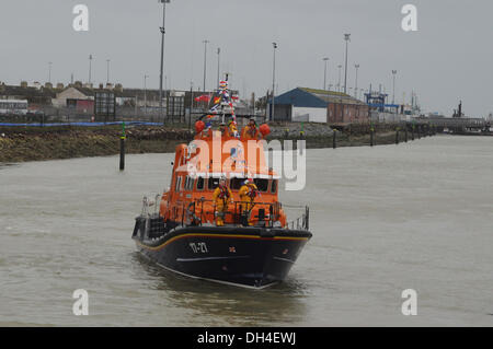 Newhaven, Sussex, Regno Unito. 31 ott 2013. Scialuppa di salvataggio nel fiume al West Quay. La visita è stato tinto con tristezza circa gli eventi di domenica quando un giovane ragazzo è stato perso in mare. La Regina ha incontrato alcuni degli equipaggi coinvolti che hanno reso tali sforzi coraggiosi. Credito: David Burr/Alamy Live News Foto Stock