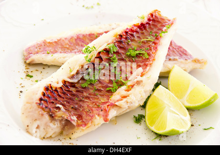 Filetto di pesce fresco con calce e erbe aromatiche Foto Stock