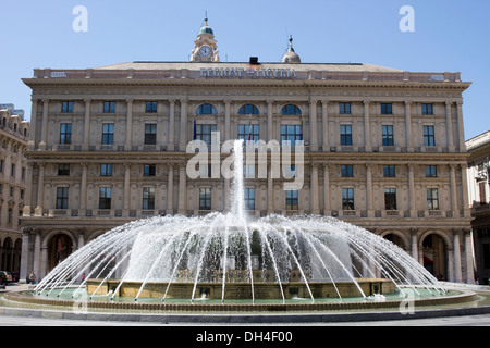 L'acqua della fontana e la Regione Liguria il palazzo in Piazza De Ferrari, Genova, Italia. Foto Stock