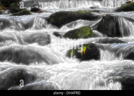 Tra le pietre attraverso Foto Stock