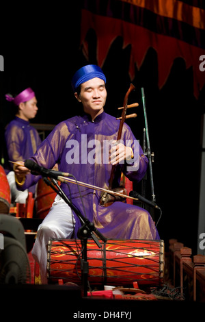 Musicista. Acqua Puppet Theatre Thang Long. Hanoi, Vietnam. Foto Stock