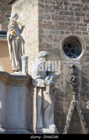 Le statue sulla Trinità Colonna nella piazza principale, Sopron, Western oltre Danubio, Ungheria Foto Stock