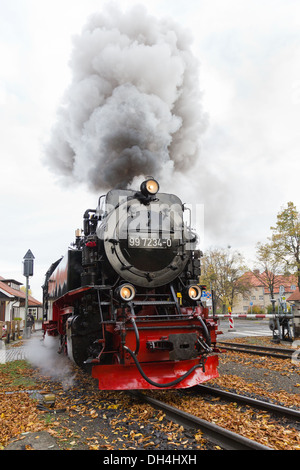 Una locomotiva a vapore la trazione di un treno passeggeri sull'Harz ferrovia di montagna al brocken Foto Stock