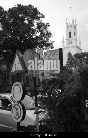 Saint Thomas cattedrale con i cartelli stradali Mumbai Maharashtra India Asia Giugno 2012 Foto Stock