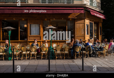 Pavement Cafe vita nel sole autunnale a Le Marais, Parigi, Francia Foto Stock