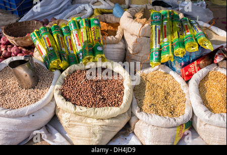 Sacchi di alimenti secchi e incenso per la vendita in un mercato indiano. Andhra Pradesh, India Foto Stock