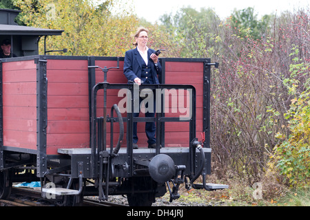 Un operaio ferroviario sull'Harz ferrovia di montagna Foto Stock
