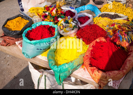 Sacchetti di polvere colorata in un Indiano street market. Andhra Pradesh, India Foto Stock