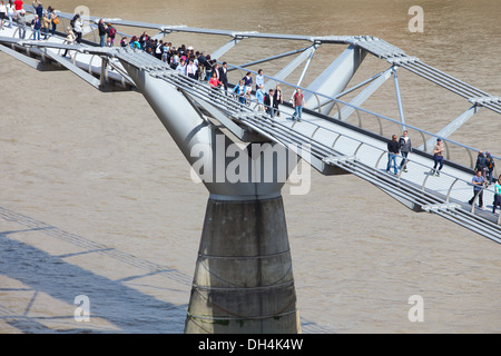 La gente a piedi oltre il Millennium Bridge London REGNO UNITO Foto Stock